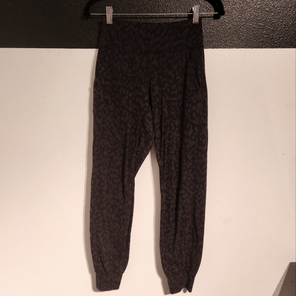Lululemon Active Pants Size 4 Black Leopard Print Joggers Womens